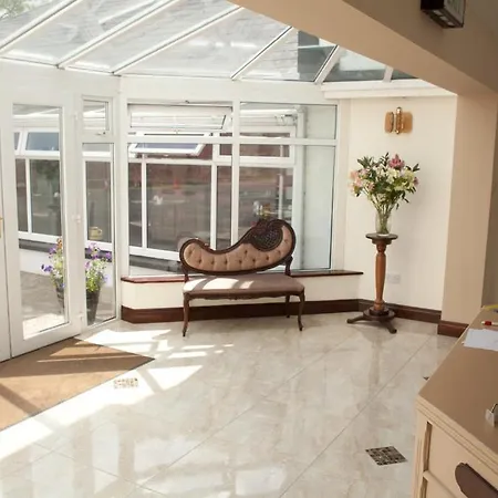 بيت ضيافة Grovemount House إينيستيمون